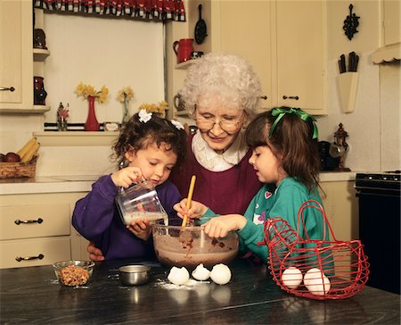 retro housewife kitchen - GRANDMOTHER WITH GRANDDAUGHTERS COOKING IN KITCHEN Stock Photo - Rights-Managed, Code: 846-05647114