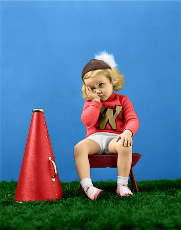 1940ER JAHRE UNGLÜCKLICH FRUSTRIERT SAD KLEINE MÄDCHEN CHEERLEADER TRAGEN EINES MÜTZE VARSITY SPORT PULLOVERS Stockbilder - Lizenzpflichtiges, Bildnummer: 846-05647117