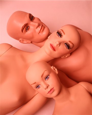 1970s FAMILY 3 DUMMIES MANNEQUINS BALD STIFF MOTHER FATHER CHILD ALIENS CLONES WEIRD WACKY FUNNY DUMMY MODELS Fotografie stock - Rights-Managed, Codice: 846-05647145