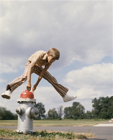 de época - 1970s BOY JUMPING OVER FIRE HYDRANT Foto de stock - Con derechos protegidos, Código: 846-05647142
