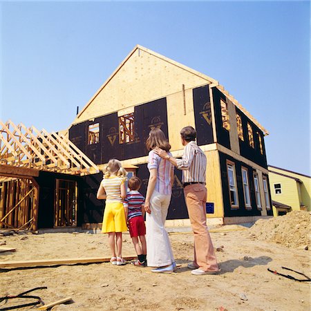 1970s FAMILY IN FRONT OF A HOUSE UNDER CONSTRUCTION Foto de stock - Con derechos protegidos, Código: 846-05647156