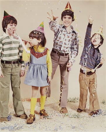 simsearch:846-05646019,k - ANNÉES 1970 4 ENFANTS PORTER PARTIE CHAPEAUX JETANT DES CONFETTIS Photographie de stock - Rights-Managed, Code: 846-05647152