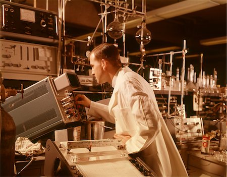 TECHNICIEN DE LABORATOIRE SCIENTIFIQUE DES ANNÉES 1960 À LA RECHERCHE EN LABORATOIRE EN OSCILLOSCOPE Photographie de stock - Rights-Managed, Code: 846-05647176