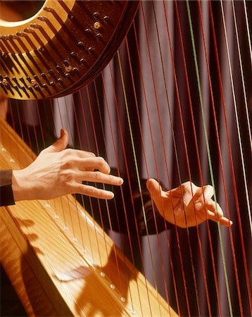 plucking - 1960s MUSICAL INSTRUMENT DETAIL HANDS PLUCKING PLAYING HARP STRINGS Stock Photo - Rights-Managed, Code: 846-05647248