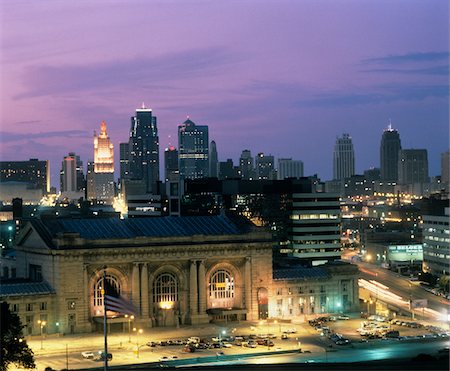 90ER JAHRE SKYLINE IN DER DÄMMERUNG AUS PENN VALLEY PARK KANSAS CITY MISSOURI USA Stockbilder - Lizenzpflichtiges, Bildnummer: 846-05647318