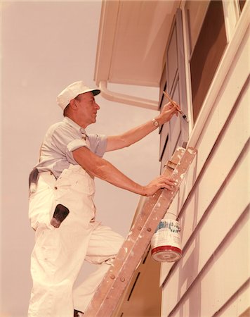 pintor - 1950s - 1960s MAN  HOUSE PAINTER UP LADDER PAINTING WINDOW SHUTTER Foto de stock - Con derechos protegidos, Código: 846-05647311