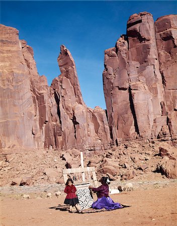 red cliff - 1960s NAVAJO MOTHER & DAUGHTER AT LOOM WEAVING Fotografie stock - Rights-Managed, Codice: 846-05647325