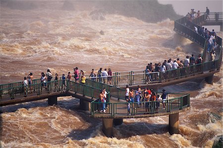 MENSCHEN AUF FUßGÄNGERBRÜCKE ÜBER IGUASSU WASSERFÄLLE BRASILIEN Stockbilder - Lizenzpflichtiges, Bildnummer: 846-05647344