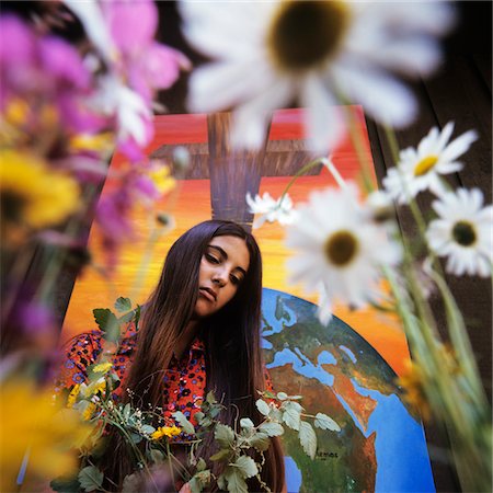 1960s - 1970s MOODY BRUNETTE GIRL DAISIES AND CHRISTAIN CROSS CRUCIFIX Foto de stock - Con derechos protegidos, Código: 846-05647358