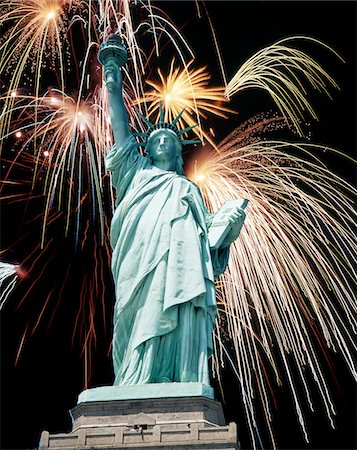 FIREWORKS EXPLODE BEHIND STATUE OF LIBERTY NEW YORK NY Foto de stock - Con derechos protegidos, Código: 846-05647364