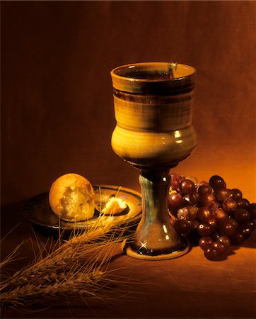 simsearch:846-03165623,k - 1990s STILL LIFE OF COMMUNION SYMBOLS WHEAT CUP GRAPES AND BREAD Foto de stock - Con derechos protegidos, Código: 846-05647379