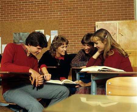 GROUPE DES ANNÉES 1980 D'UN ÉTUDIANT ADOLESCENT SOURIANT LECTURE MANUEL Photographie de stock - Rights-Managed, Code: 846-05647440