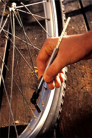 simsearch:846-05647211,k - 1990s HAND USING AIR PRESSURE GAUGE ON BIKE TIRE Foto de stock - Direito Controlado, Número: 846-05647467