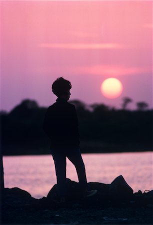 simsearch:846-02794542,k - 1970s SILHOUETTED WOMAN LOOKING OVER WATER AT SUNSET STONINGTON CONNECTICUT Foto de stock - Direito Controlado, Número: 846-05647502