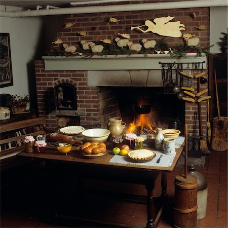 1980s KITCHEN INTERIOR WITH FIREPLACE CHRISTMAS DECORATIONS ON MANTLE Foto de stock - Con derechos protegidos, Código: 846-05647586