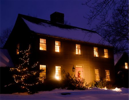 1990s NEW ENGLAND HOME DECORATED FOR CHRISTMAS AT NIGHT Stock Photo - Rights-Managed, Code: 846-05647596