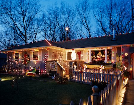 1990s ELABORATE CHRISTMAS LIGHTING AND DECORATION AROUND RANCH HOUSE LAKEWOOD NEW JERSEY USA Foto de stock - Con derechos protegidos, Código: 846-05647592