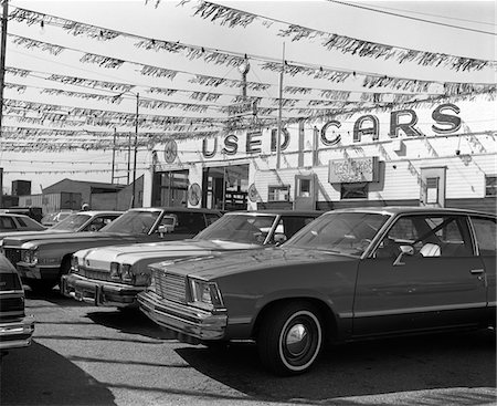 VOITURES DES ANNÉES 1970 À VENDRE EN PLEIN AIR OK UTILISÉ BEAUCOUP DE VOITURES Photographie de stock - Rights-Managed, Code: 846-05647638