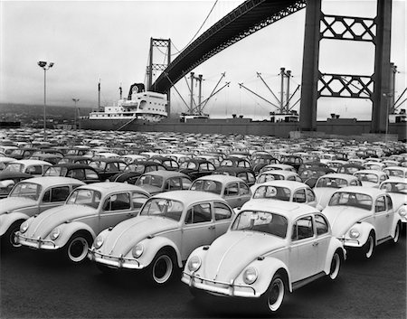 QUAI DE CHARGEMENT DES ANNÉES 1960 AVEC STATIONNEMENT VOLKSWAGEN COCCINELLES Photographie de stock - Rights-Managed, Code: 846-05647714