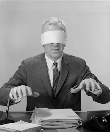 1960s BUSINESS MAN HANDS HOVERING OVER DESK WEARING BLINDFOLD Foto de stock - Con derechos protegidos, Código: 846-05647754