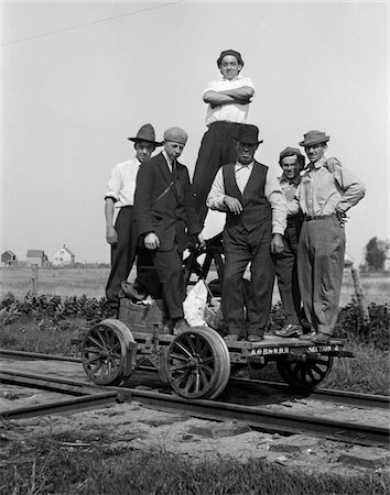 simsearch:846-05648017,k - ANNÉES 1890 - ANNÉES 1900 PORTRAIT GROUPE DE CHEMINOTS HOMMES DEBOUT SUR HANDCAR EN PLEIN AIR Photographie de stock - Rights-Managed, Code: 846-05647783