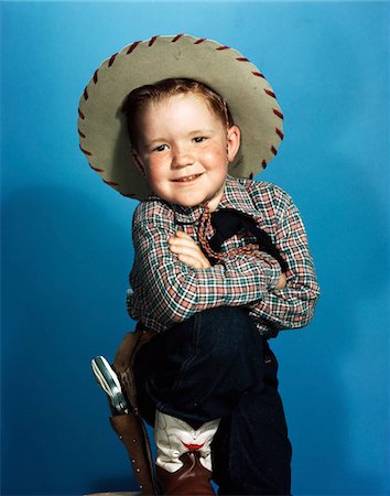 fondina - 1940s PORTRAIT SMILING BOY WEARING COWBOY HAT LEATHER BOOTS HOLSTER TOY GUN Fotografie stock - Rights-Managed, Codice: 846-05647835