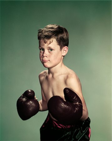 simsearch:6102-03750139,k - ANNÉES 1940 - ANNÉES 1950 PORTRAIT GARÇON PORTANT DES GANTS DE BOXE ET DE TRONCS Photographie de stock - Rights-Managed, Code: 846-05647855