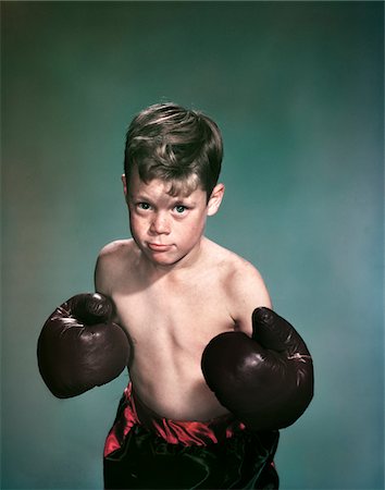 simsearch:846-02792348,k - 1940s - 1950s PORTRAIT BOY WEARING BOXING GLOVES AND TRUNKS Foto de stock - Con derechos protegidos, Código: 846-05647853