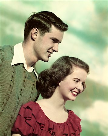 1940s - 1950s PORTRAIT PROFILE SMILING TEEN COUPLE Foto de stock - Con derechos protegidos, Código: 846-05647872