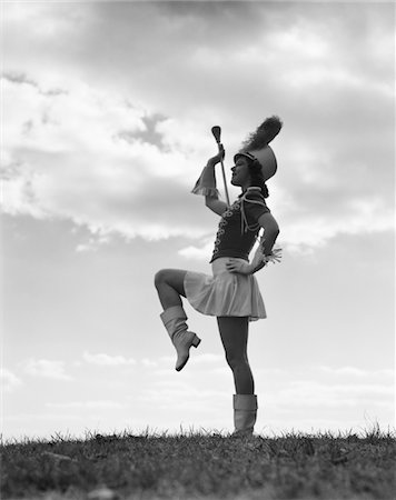 1940s SILHOUETTE OF MAJORETTE AGAINST SKY AND CLOUDS Foto de stock - Con derechos protegidos, Código: 846-05647891