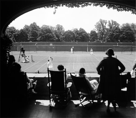 fitness black and white - 1920s - 1930s SILHOUETTED SPECTATORS WATCHING TENNIS MATCH AT COUNTRY CLUB Foto de stock - Con derechos protegidos, Código: 846-05647957