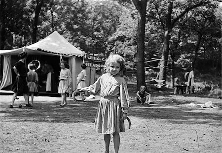 simsearch:846-03164596,k - 1910s LITTLE GIRL PITCHING HORSESHOES IN A GIRLS SUMMER CAMP KANSAS CITY MISSOURI Foto de stock - Con derechos protegidos, Código: 846-05647959