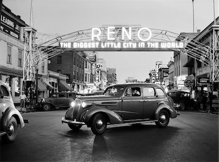 1930s NIGHT OF ARCH OVER MAIN STREET RENO NEVADA NEON SIGN THE BIGGEST LITTLE CITY IN THE WORLD Foto de stock - Con derechos protegidos, Código: 846-05647961