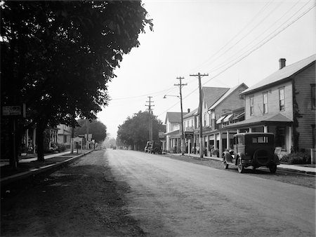 simsearch:846-02796538,k - REGARDANT VERS LE BAS DE LA RUE PRINCIPALE DE CETTE PETITE VILLE DE LA PENNSYLVANIE DE JENNERSTOWN DES ANNÉES 1930 Photographie de stock - Rights-Managed, Code: 846-05647986