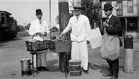 simsearch:846-07760758,k - ANNÉES 1910 TRIO D'HOMMES EN UNIFORME VENDEURS DE JOURNAUX & DE CRÈME GLACÉE DE HOT-DOG Photographie de stock - Rights-Managed, Code: 846-05647989