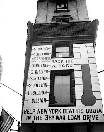 ANNÉES 1940 - 1943 À NEW YORK CITY TIMES SQUARE SIGNE THERMOMÈTRE AFFICHAGE DE RÉSULTATS DE GUERRE PRÊT VOITURE Photographie de stock - Rights-Managed, Code: 846-05647983