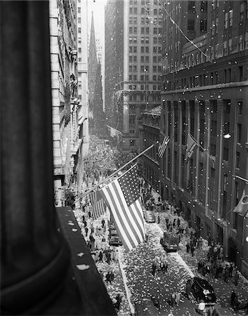 fin - 1940s - 1945 AERIAL VIEW OF VE DAY CELEBRATION ON WALL STREET NYC WITH FLAGS AND CONFETTI FLYING Foto de stock - Con derechos protegidos, Código: 846-05647991