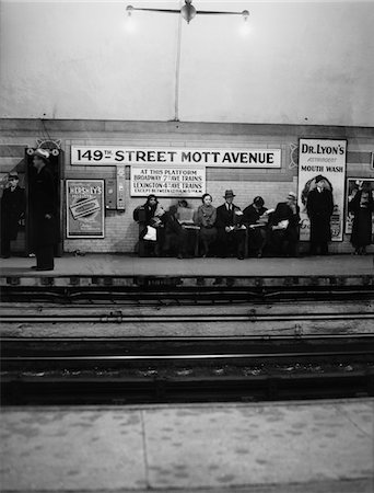 DES ANNÉES 1930, HOMMES ET FEMMES EN ATTENTE DE MÉTRO TRAIN 149TH STREET MOTT AVENUE BRONX NEW YORK CITY Photographie de stock - Rights-Managed, Code: 846-05648040