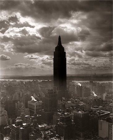 simsearch:6102-06470838,k - 1930s - 1940s EMPIRE STATE BUILDING NEW YORK CITY IN STORM CLOUD COVER Foto de stock - Con derechos protegidos, Código: 846-05648079