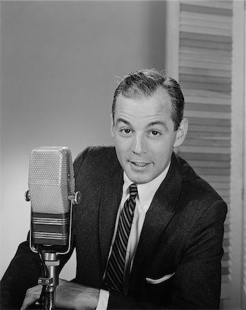 simsearch:846-05646010,k - 1950s MAN SPEAKING INTO MICROPHONE RADIO TV ANNOUNCER BROADCASTER Foto de stock - Direito Controlado, Número: 846-05648084