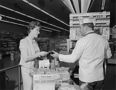 simsearch:846-07200054,k - 1960s WOMAN PAYING AT GROCERY STORE CHECKOUT MALE CASHIER Stock Photo - Rights-Managed, Code: 846-05648151