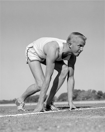 simsearch:846-05645990,k - 1960s MAN SPRINTER RUNNER AT THE STARTING LINE FOR FOOT RACE OUTDOOR Foto de stock - Direito Controlado, Número: 846-05648173