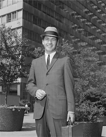 simsearch:846-05648259,k - ANNÉES 1960 PORTRAIT HOMME D'AFFAIRES PORTANT CHAPEAU COSTUME HOLDING PORTE-DOCUMENTS Photographie de stock - Rights-Managed, Code: 846-05648199