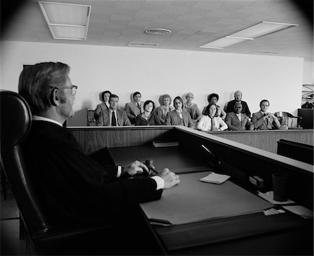 docena - 1970s JUDGE ADDRESSING JURY IN COURTROOM Foto de stock - Con derechos protegidos, Código: 846-05648291