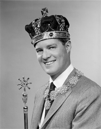 re (sovrano) - 1950s PORTRAIT OF MAN WEARING A KING'S CROWN AND HOLDING A SCEPTER WHILE SMILING Fotografie stock - Rights-Managed, Codice: 846-05648341