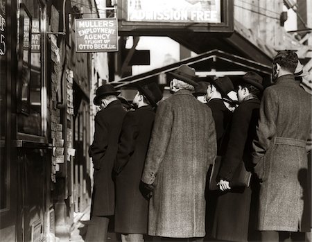 soufre - 1930s GREAT DEPRESSION COLD MEN STANDING IN EMPLOYMENT LINE LOOKING FOR WORK Foto de stock - Con derechos protegidos, Código: 846-05648362