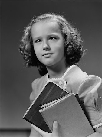 simsearch:846-05648131,k - ANNÉES 1940 PORTRAIT GRAVE FILLE ÉTUDIANT HOLDING MANUELS Photographie de stock - Rights-Managed, Code: 846-05648373