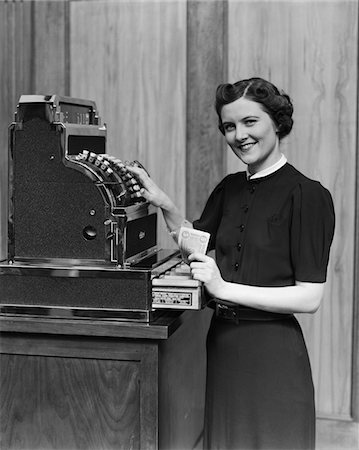 simsearch:700-00061014,k - 1930s SMILING SALES WOMAN RINGING UP SALE ON CASH REGISTER Foto de stock - Con derechos protegidos, Código: 846-05648401