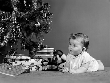 simsearch:846-02794230,k - 1940s BABY LAYING IN FRONT OF CHRISTMAS TREE AND CHRISTMAS PRESENTS Foto de stock - Con derechos protegidos, Código: 846-05648531