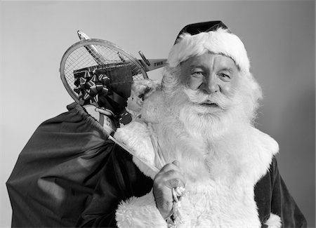 simsearch:846-06112454,k - 1960s PORTRAIT OF SMILING SANTA CLAUS WITH SACK OF CHRISTMAS TOY PRESENTS SLUNG OVER HIS SHOULDER Foto de stock - Con derechos protegidos, Código: 846-05648549